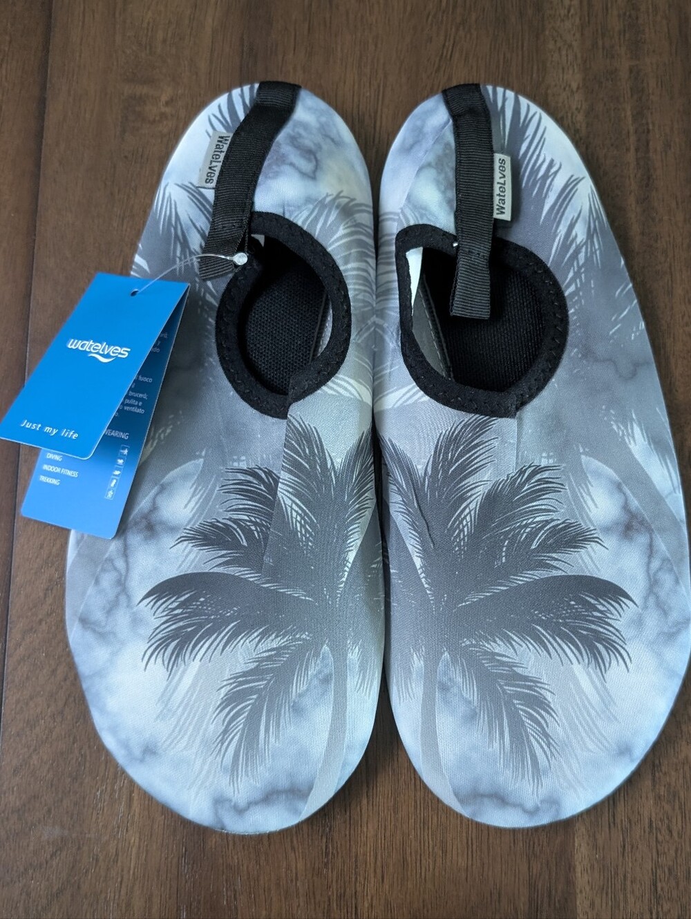 NWT Men’s Gray Palm-Print Water Shoes, Size 42/43